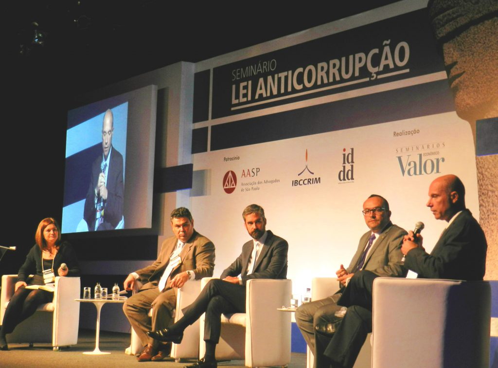 Da esquerda para a direita, a jornalista Zínia Baeta (Valor Econômico), o Promotor de Justiça Roberto Livianu, o Presidente do IDDD Augusto de Arruda Botelho, o Secretário de Cooperação Internacional do MPF Vladimir Aras e o Desembargador Federal Fausto Martin De Sanctis